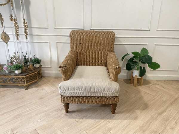 Rattan chair with comfortable fabric cushion._HXKUJH1YDN