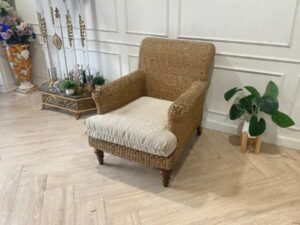 Rattan chair with comfortable fabric cushion._HXKUJH1YDN