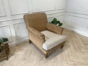 Rattan chair with comfortable fabric cushion._HXKUJH1YDN