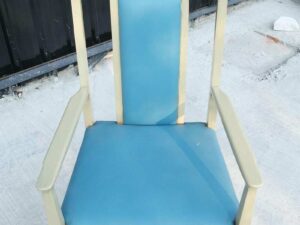Chair with teak frame, high back, arms, blue leather seat._HYUHQEGKLG
