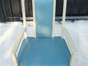 Chair with teak frame, high back, arms, blue leather seat._HYUHQEGKLG