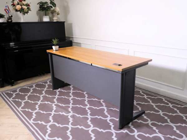 Computer desk with wood top and Rockworth steel legs, sizes 140-180 cm.