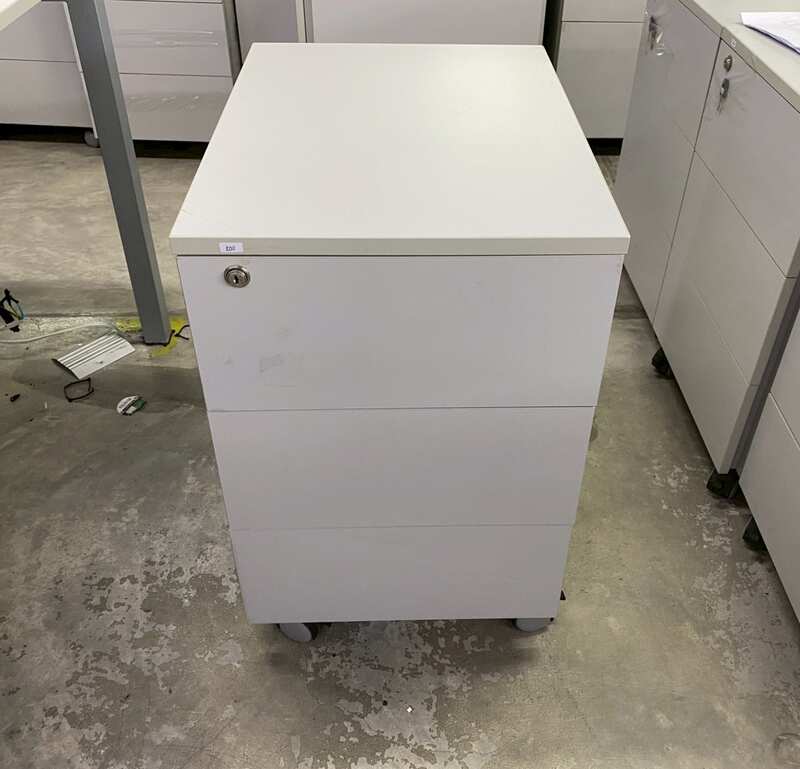 Mobile 3-drawer cabinet with wheels, grey, 66 cm high.