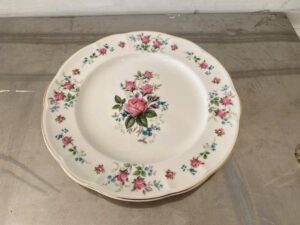 Ceramic plate with pink rose pattern and gold rim, Qualitier brand, Sweet Romance model, 27 cm.
