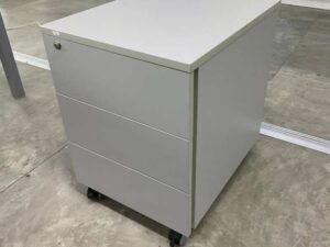 Mobile 3-drawer cabinet with wheels, gray.