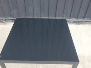 Black metal table with glass top_JORQH11LVP
