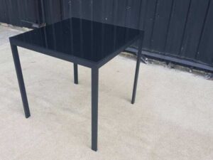 Black metal table with glass top_JORQH11LVP