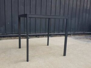 Black metal table with glass top_JORQH11LVP