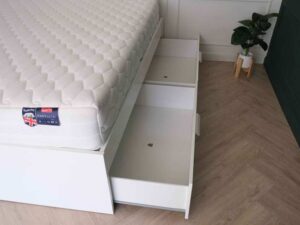 4-drawer bed, 6-foot size, with a Slumberland Fantastic 6-foot mattress. Bonnel Spring structure._JQY78XLUBD