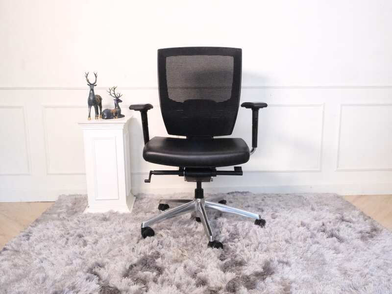 Office chair, leather seat, mesh backrest It has iron arms and wheels._KDKMR49LGL
