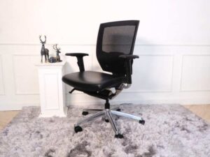 Office chair, leather seat, mesh backrest It has iron arms and wheels._KDKMR49LGL