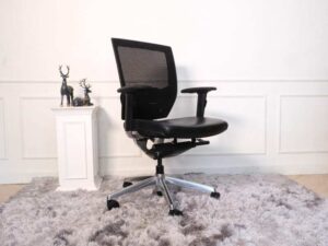 Office chair, leather seat, mesh backrest It has iron arms and wheels._KDKMR49LGL