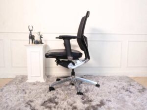 Office chair, leather seat, mesh backrest It has iron arms and wheels._KDKMR49LGL