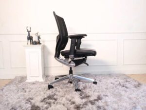 Office chair, leather seat, mesh backrest It has iron arms and wheels._KDKMR49LGL