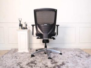 Office chair, leather seat, mesh backrest It has iron arms and wheels._KDKMR49LGL