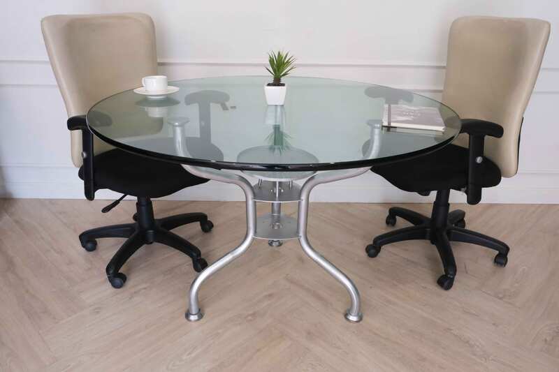 Round conference table, 20 mm thick glass top, steel legs._KPX049CLZU
