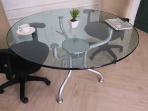 Round conference table, 20 mm thick glass top, steel legs._KPX049CLZU
