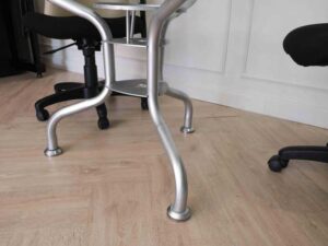 Round conference table, 20 mm thick glass top, steel legs._KPX049CLZU