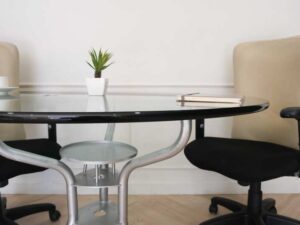 Round conference table, 20 mm thick glass top, steel legs._KPX049CLZU