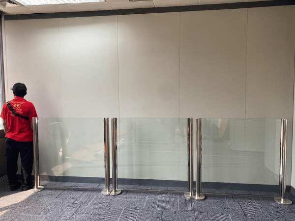 Walkway divider, stainless steel poles, glass panels_L22FSQDZWE