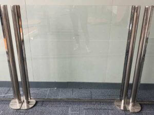 Walkway divider, stainless steel poles, glass panels_L22FSQDZWE