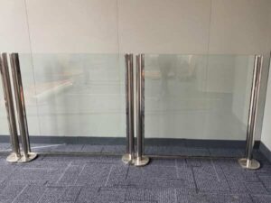 Walkway divider, stainless steel poles, glass panels_L22FSQDZWE