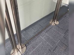 Walkway divider, stainless steel poles, glass panels_L22FSQDZWE