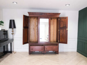 Wardrobe with 2 doors, 2 drawers, mirror in the middle._L5BJ7KUNBJ