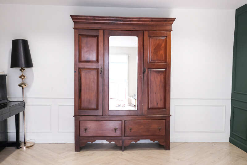 Wardrobe with 2 doors, 2 drawers, mirror in the middle._L5BJ7KUNBJ