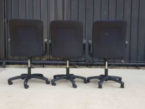 Office chair, steel legs, fabric seat, MONO brand, black and blue colors._LS0VVJSQFU