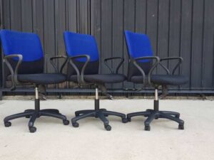 Office chair, steel legs, fabric seat, MONO brand, black and blue colors._LS0VVJSQFU