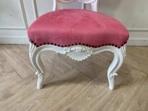 Louis-style wooden chair, 1 seat, button-tufted fabric upholstery, pink.