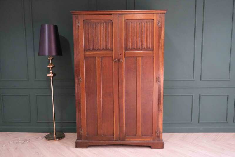 Oak wardrobe with long mirror._M4NBSALNCJ