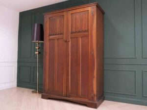 Oak wardrobe with long mirror._M4NBSALNCJ