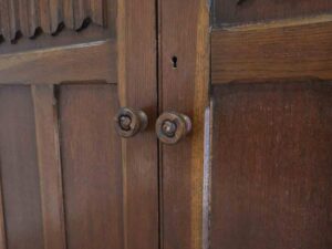 Oak wardrobe with long mirror._M4NBSALNCJ