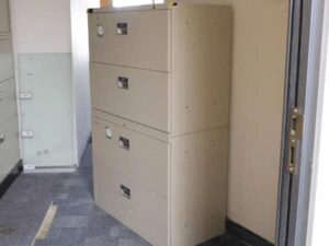 Steel filing cabinet with 4 hanging file drawers_M4X8K3DMQF