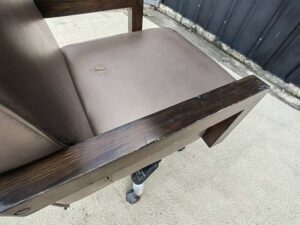 classic work chair Brown leather seats, wooden armrests_MSF19KGD8J
