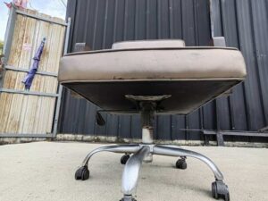 classic work chair Brown leather seats, wooden armrests_MSF19KGD8J