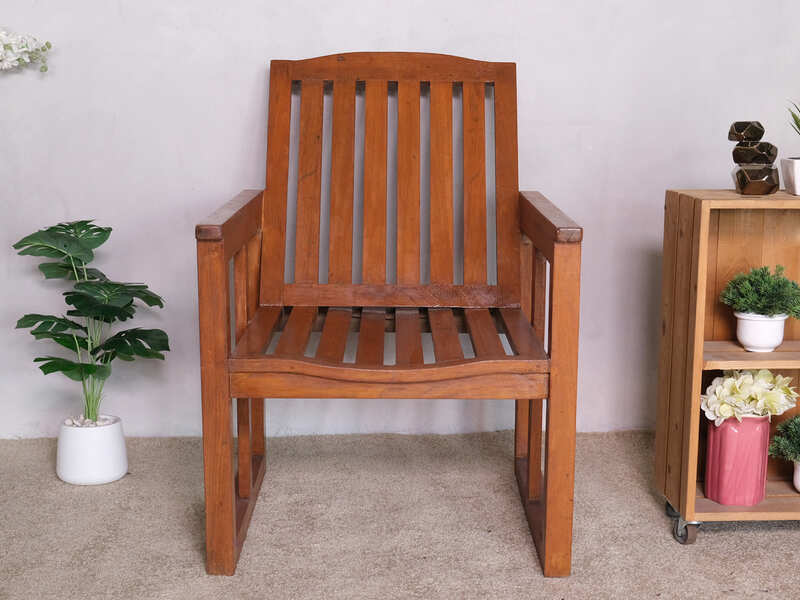 Brown teak armchair, beautiful design._Z6RK3ZGL2T_MZNPF76VGP