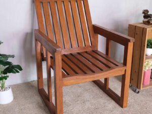 Brown teak armchair, beautiful design._Z6RK3ZGL2T_MZNPF76VGP