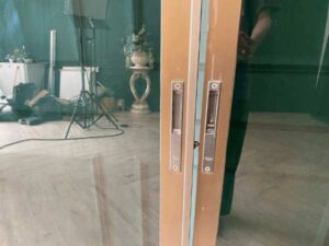 Sliding glass door with fixed panel 371 x 162 cm