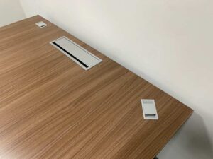 L-shaped corner work desk with steel legs and power strip, 180 cm wide (1)