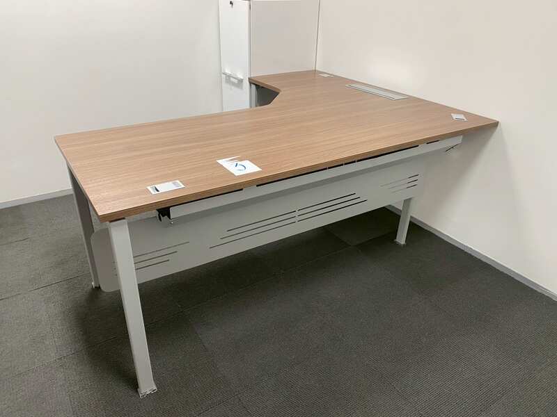 L-shaped corner work desk with steel legs and power strip, 180 cm wide (1)