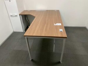L-shaped corner work desk with steel legs and power strip, 180 cm wide (1)
