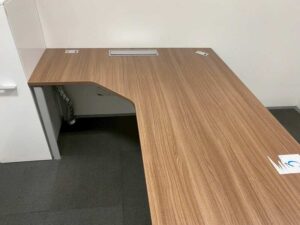 L-shaped corner work desk with steel legs and power strip, 180 cm wide (1)