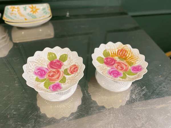 Plastic tray, floral pattern