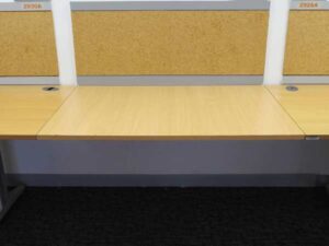 Work desk, group of 4 seats, C shape, wood color top, Ultra brand, light gray steel legs._PUJ1ULDNIN