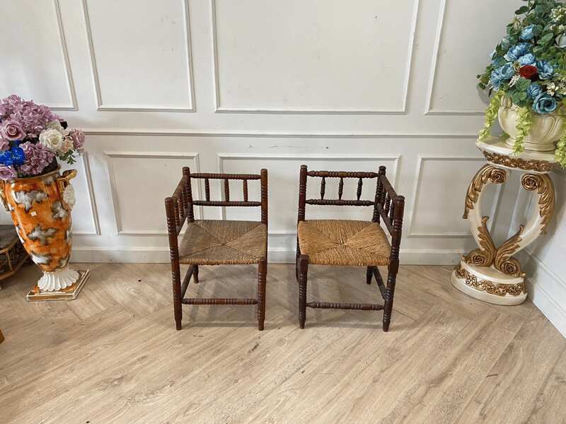 Classic wooden corner chair_PV5Q6ATCE0