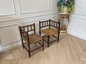 Classic wooden corner chair_PV5Q6ATCE0
