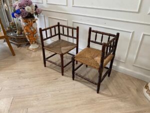 Classic wooden corner chair_PV5Q6ATCE0